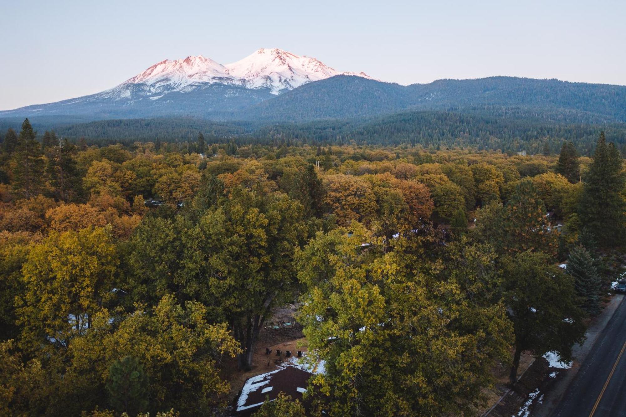 Basecamp Lodge Маунт-Шаста Экстерьер фото