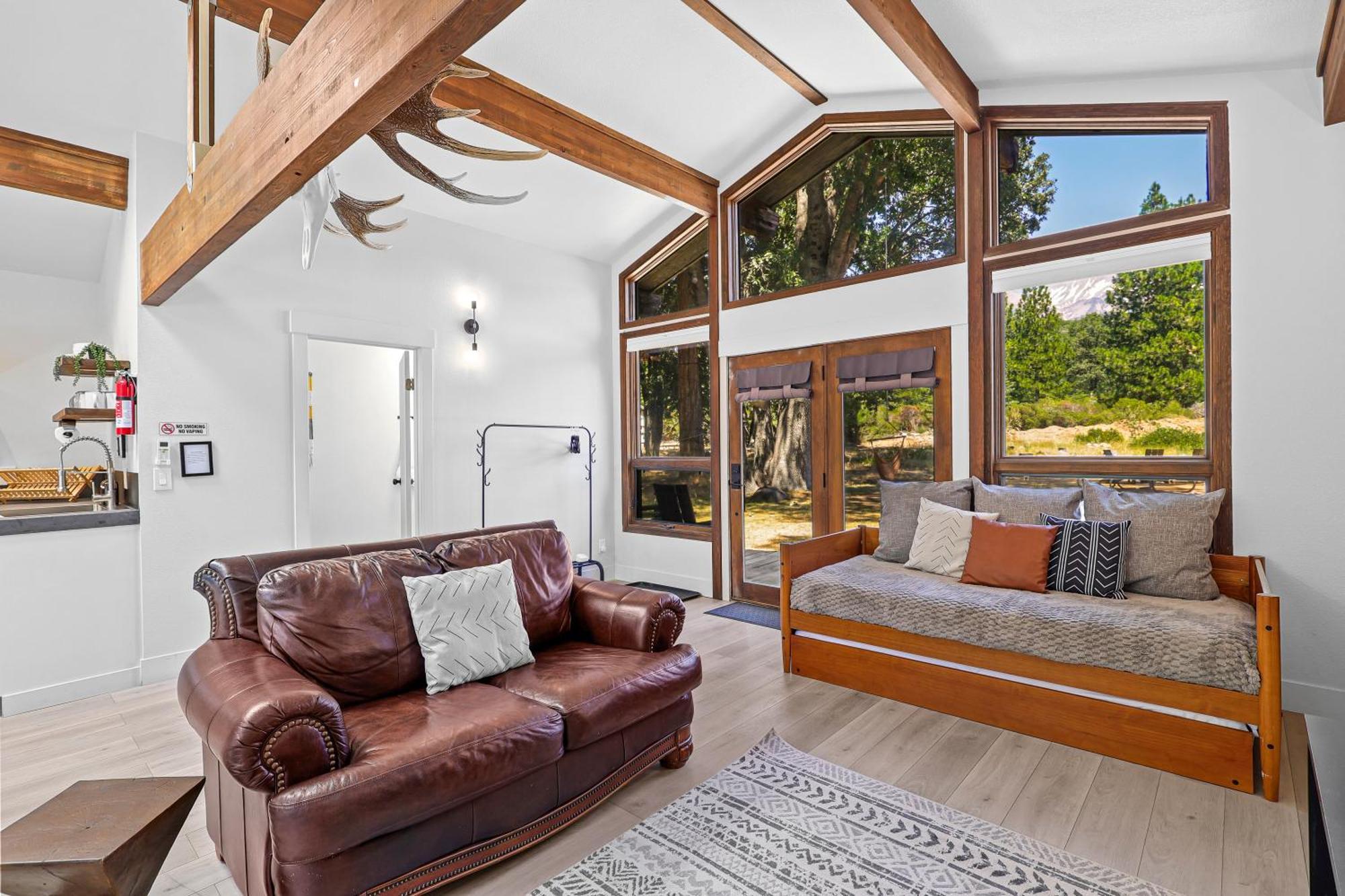 Basecamp Lodge Маунт-Шаста Экстерьер фото